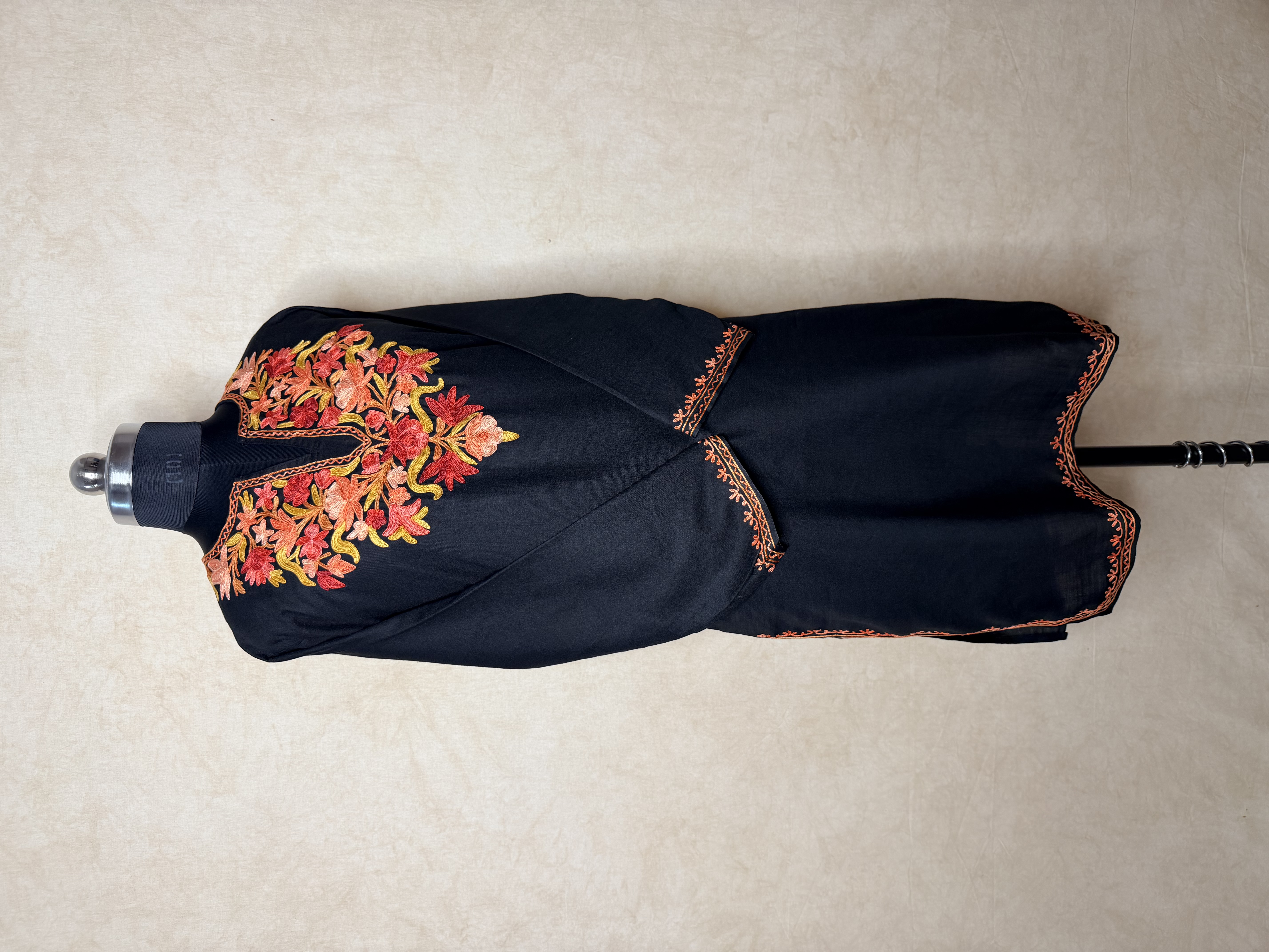 Gulposh Black Hand-Guided Aari Embroidered Midi Kurta